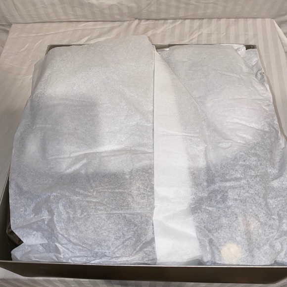 Guess - Picture 12 of 14